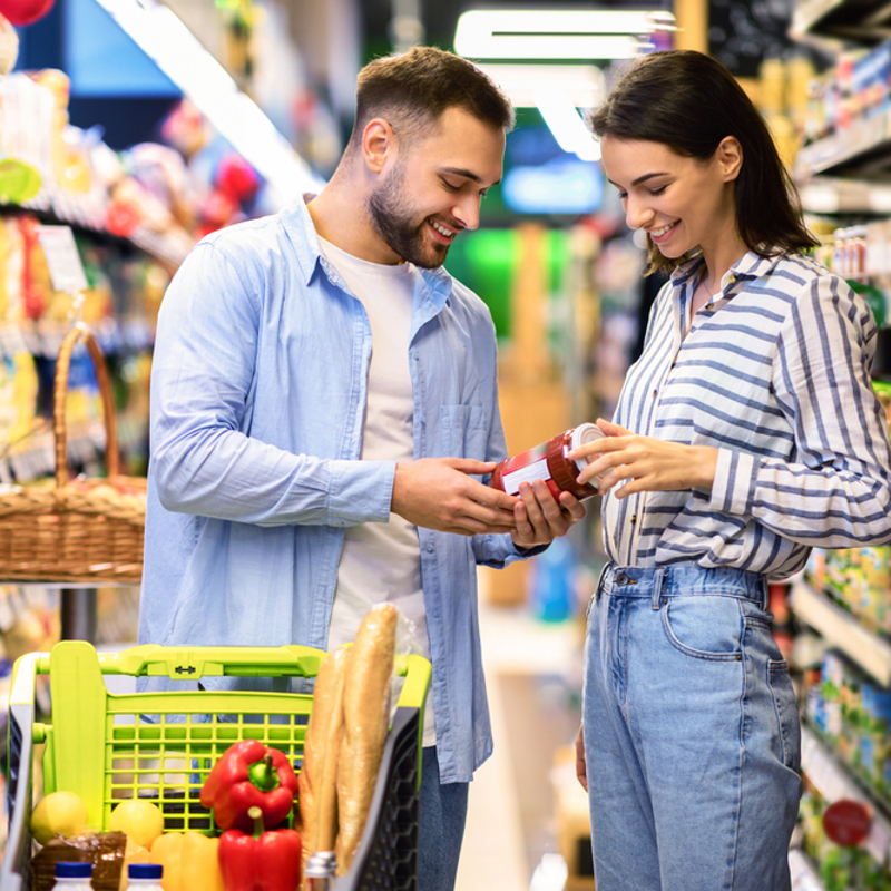 زوج جوان برای خرید غذا در سوپرمارکت