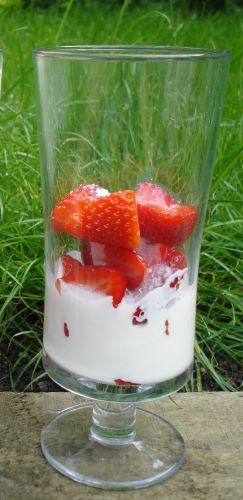 Strawberries and cream (140g)