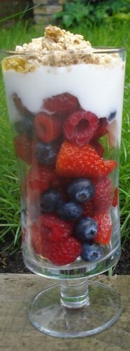 Berries, low-fat yogurt and a sprinkle of lower sugar granola (300g)